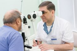 Офтальмологи ТОКБ напоминают пациентам о безопасности глаз при дачных и ремонтных работах