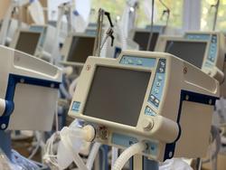 Респираторные госпитали и инфекционные стационары Томской области получили более ста единиц медтехники